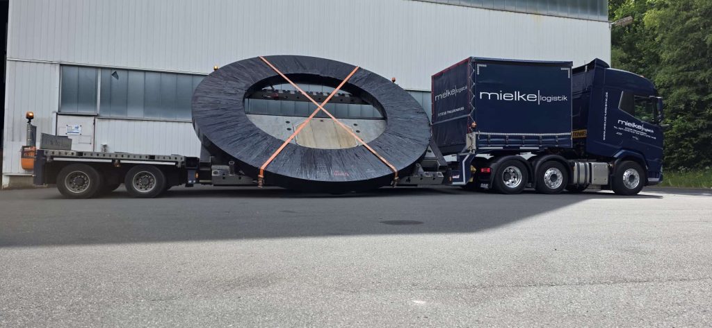 Spezialtransport mit 7 Meter breitem Transportgut Hydraulik-Schräglader Mielke Logistik