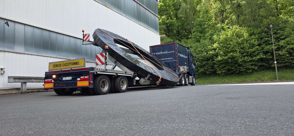 Spezialtransport mit 7 Meter breitem Transportgut Schräglader Mielke Logistik