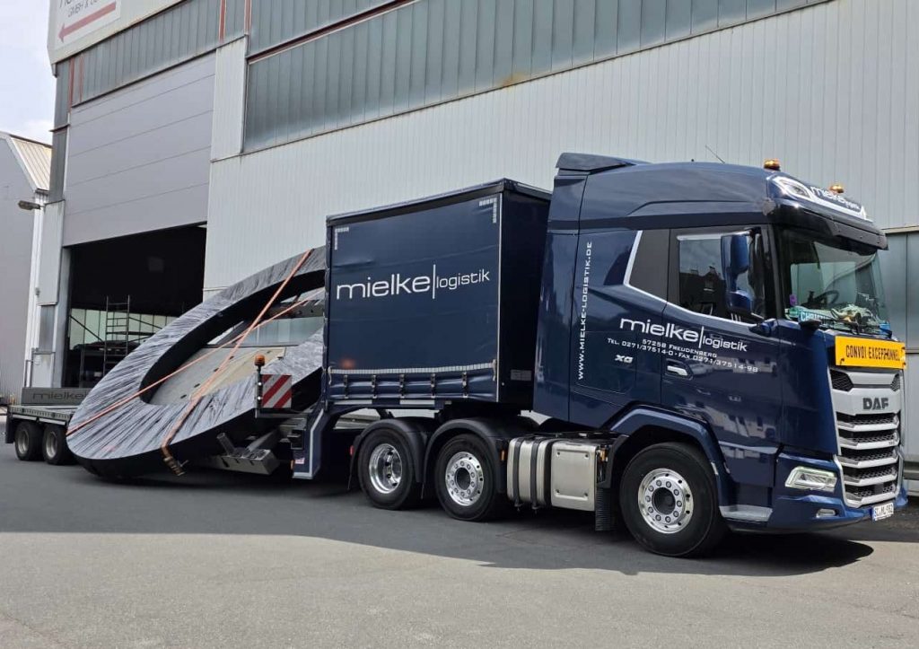 Spezialtransport mit 7 Meter breitem Transportgut Hydraulik-Schräglader Mielke Logistik