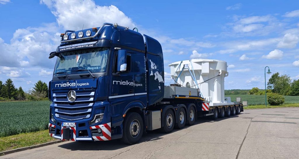Tieflader Mielke Logistik mit 50 Tonnen Maschinenteil
