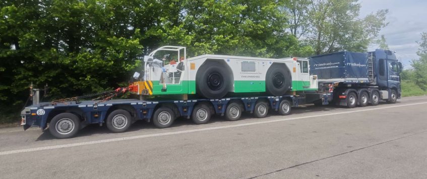 Aircraft Tractor Challenger 550__